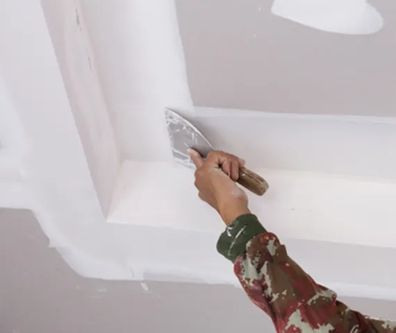 Finition des joints d'un plafond en plâtre
