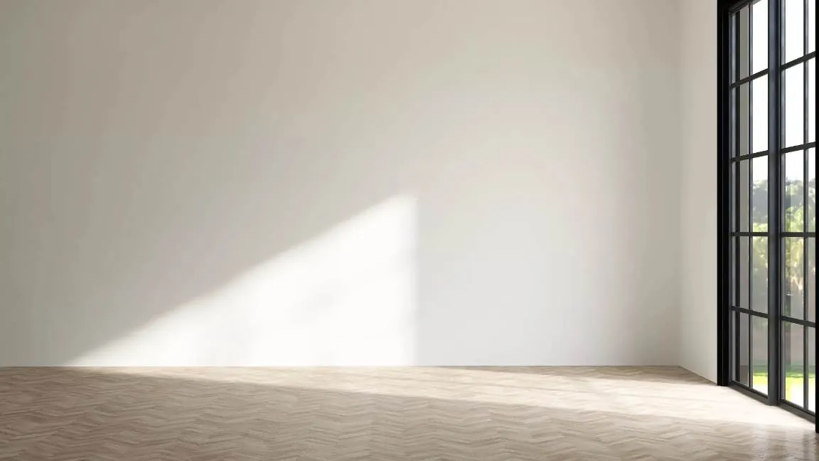 Pièce lumineuse aux murs fraîchement finis