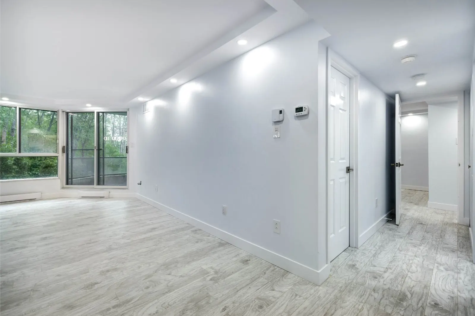 Appartement rénové aux murs et plafonds blancs